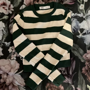 Randig långärmad  - En långärmad mag tröja från Zara som är använd minst 2 gånger!💗