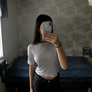 Randig t-shirt - Jätte söt t-shirt/topp med lite längre ärmar och som inte kommer till användning💘