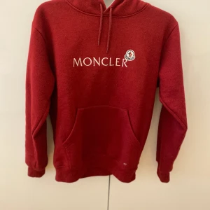 Moncler hoddie - Säljer min röda moncler hoddie för att den är för liten för mig, självklart ekta och pris kan diskuteras vid snabb affär.