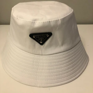 Prada hatt  - Hej! Säljer min prada helt ny oanvänd, priset går att diskutera vid snabb affär 