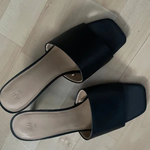 Svarta klackar  - Svarta klackar med liten klack.Har aldrig används. 