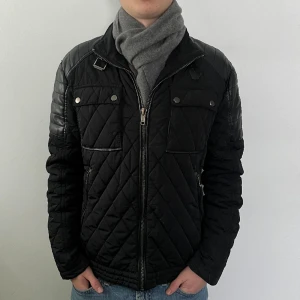 Fieldjacka - Sjukt snygg jacka från Zara i grymt skick, inga defekter. Passar perfekt som en vinterjacka. Storlek M. Modellen är 180 cm. Nypris 1299. Vårat pris 299. Skriv vid minsta fundering!📩
