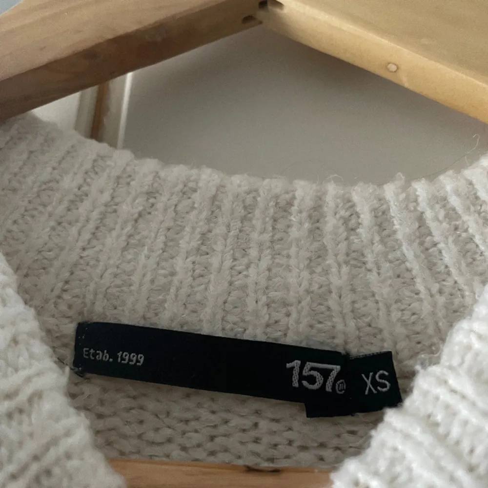 Vit stickad tröja från lager 157 som inte längre kommer till användning 🫶. Tröjor & Koftor.