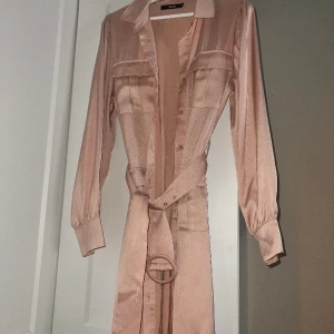 Ljusrosa klänning från Bikbok - Ljusrosa klänning från Bikbok storlek L men skulle säga att den passar bra på mig som är 38. Knappt använd