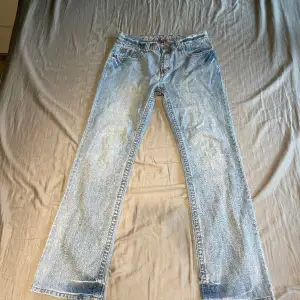 Blåa jeans med fina detaljer båda bak i midjan och vid fickan, original pris 1,300, 9/10 skick. Mått i DM