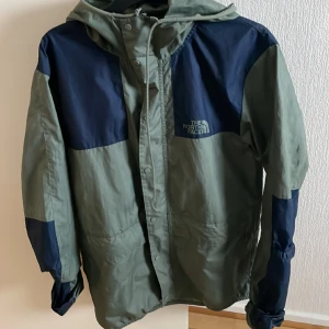 The north face jacka - Regn jacka från the north face i grön