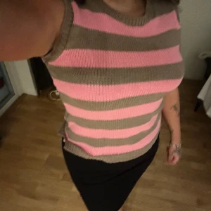 Rosa & brun väst - Skön och varm stickad väst i rosak&brunt från s.ottothings