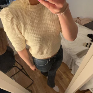 Stickad T-shirt  - Jätte fin stickad T-shirt från B.Young som inte kommer till användning 