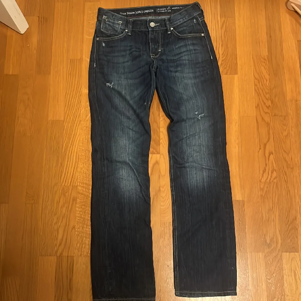 Snygga jeans från Mustang, medium/lowrise. Straight leg/bootcut beroende på storlek. Säljer då de blivit lite små för mig. . Jeans & Byxor.