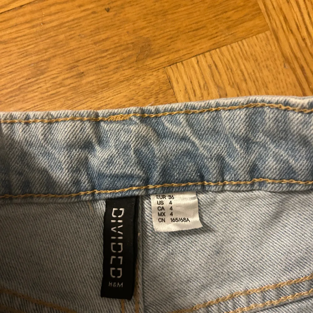 Jeans med hål från hm  Aldrig använda endast testade  Storlek 36. Jeans & Byxor.