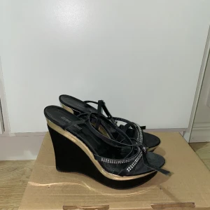 Klackskor  - Klackskor från deichmann med kilklack. 