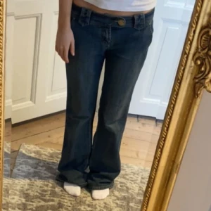 Lågmidjade jeans - Sjukt snygga lågmidjade bootcutjeans med coola fickor. Storlek L-XL med långa ben och stretch💞 Skriv vid funderingar och kolla in mina andra annonser😇