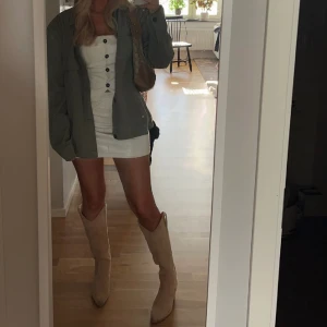 Boots - Beiga sköna boots. Strl 38. Skön klack