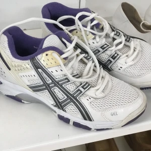 Gymnastikskor - Jättefina skor köpta från Erikshjälpen så vet inte hur mycket de är använda innan. Jag har inte använd de alls då de var lite tighta i modellen. 
