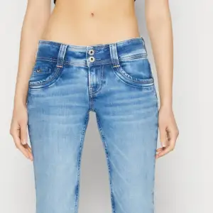 Säljer mina lågmidjade jeans från pepe i modellen straight men har gjort en slits ner till så dem sitter mer bootcut, jätte fina och super bra skick! Liknar lite ltb jeans! Jag är ca 164-166 cm💞
