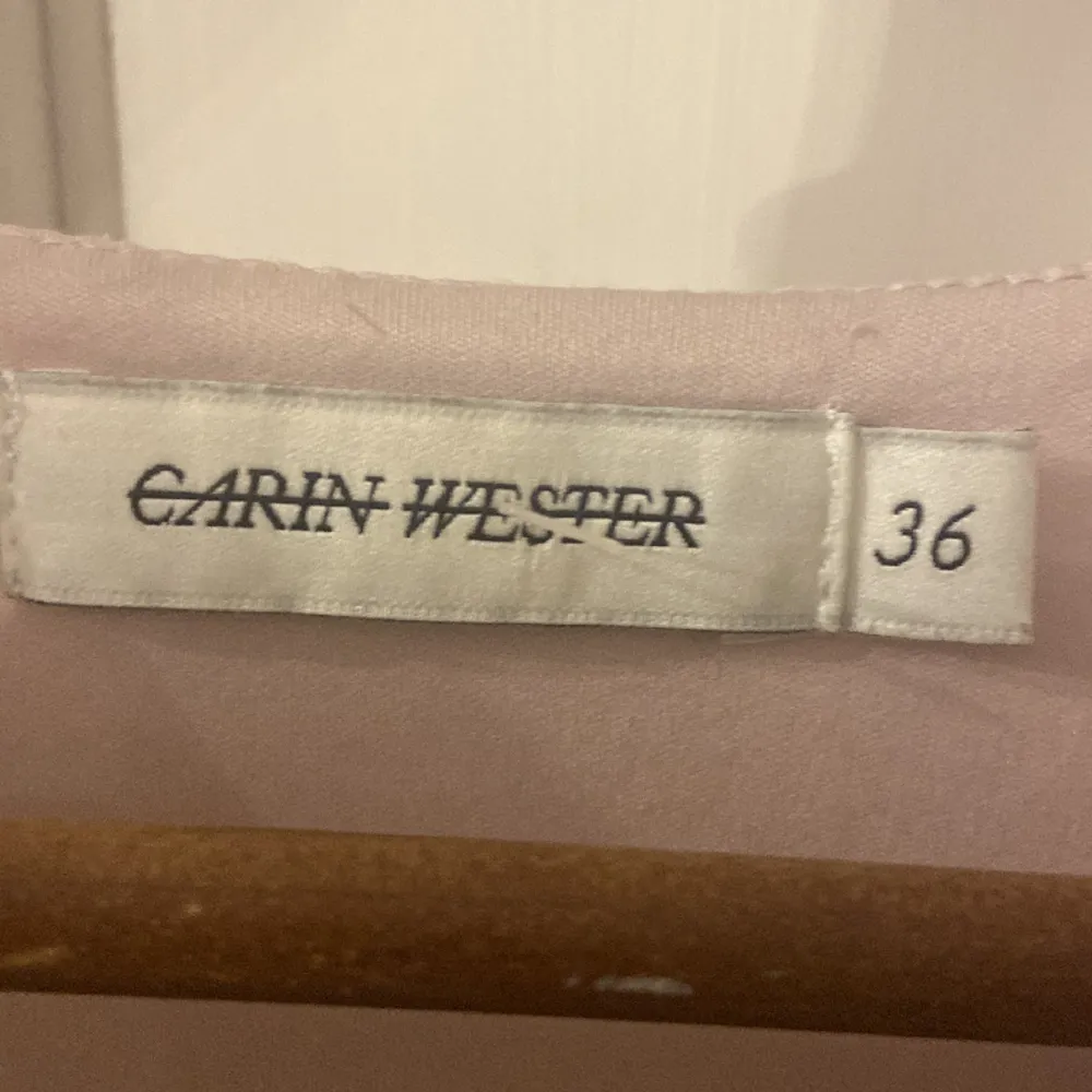 Säkjer tyvärr min Carin Wester blus pga den är för liten för mig💕Den har stretch💕aldrig använd. Kan tänka mig att sänka priset men ge ändå rimligt förslag💕. Blusar.