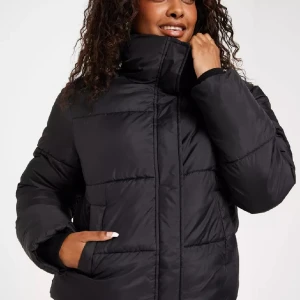Puffer jacket  - Puffer jacket från Nelly. Strl 36. Helt ny i skick.  Köptes denna vinter men passar tyvärr inte i mig i storlek.