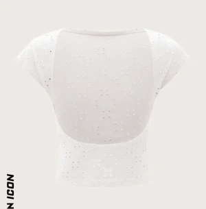 ”Spets” tröja med öppen rygg - Köpte även denna tröjan på Shein men den passade tyvärr inte heller mig, därav väljer jag att sälja den. Testad en gång och i väldigt fint material🩷✨