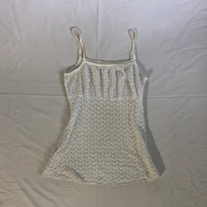 Vit spets/genomskinlig topo - Söt vit topp i genomskinligt material. Skrynklad runt brösten! Köpt vintage i Japan!