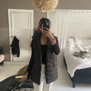 Zara väst - Säljer denna lite längre väst ifrån Zara med luva i storlek 164 men utav lite större storlek så mer som en xs🤍 Klicka inte på köp nu, betalning sker via Swish🫶🏼