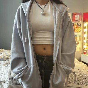 Brandy melville carla hoodie - supersöt zip-up från brandy! nyskick! går ej att köpa i affär längre!