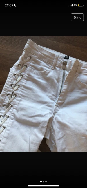 Byxor med snörning  - Köpte dessa byxor secound hand men dem satt inte alls som jag hade tänkt och ville. Dem passar inte mig därför kan jag ej skicka bild på då dem är för små och jag får inte på mig dem💕 