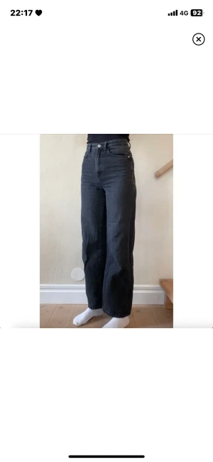 Svarta jeans - Högmidjade jeans från Lindex.