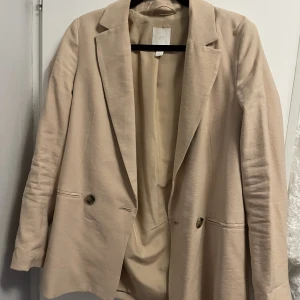 Beige blazer kavaj  - Beige blazer / rak kavaj i fint skick då den är sparsamt använd! 
