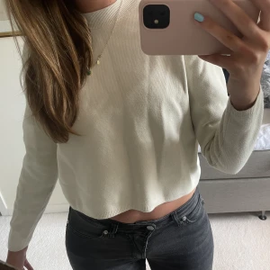 Stickad tröja - Säljer en oanvänd stickad tröja från &Otherstories 💘