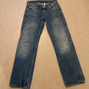 Ett par low waist jeans från Weekday i storlek 24/30. Jeansen är i bra skick (bara använda några gånger). Säljs pga att jag inte använder de. Pris kan diskuteras
