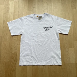 Gallery Dept. Tröja Vit - Gallery Dept. Tröja i gott skick, aldrig använd. Storlek S. Vill sälja den för får ingen användning utav den.