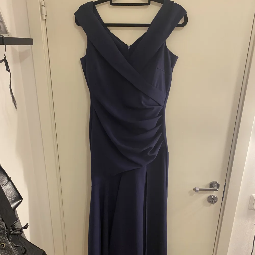 säljer min balklänning som är använd 2 gånger💕köpt på bubbleroom och märket är goddiva🫶namnet på klänningen är Bardot Pleat Maxi Split Dress💗nypris: 1099 kr, fråga gärna frågor eller om mer bilder🙌. Klänningar.