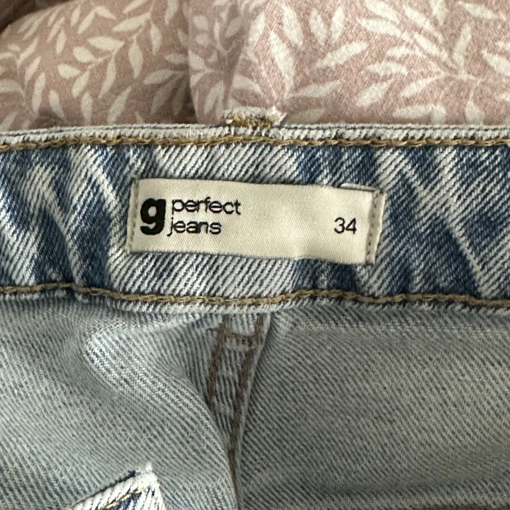 Säljer dessa super fina ljusblåa jeans från Gina i storlek 34 då dom inte kommer till användning längre. Dom är använda ett få tal gånger och är i bra skick.💓Jag är 170cm och dom är i bra längd men skulle även passa om man är lite längre. Nypris: 500kr💓. Jeans & Byxor.