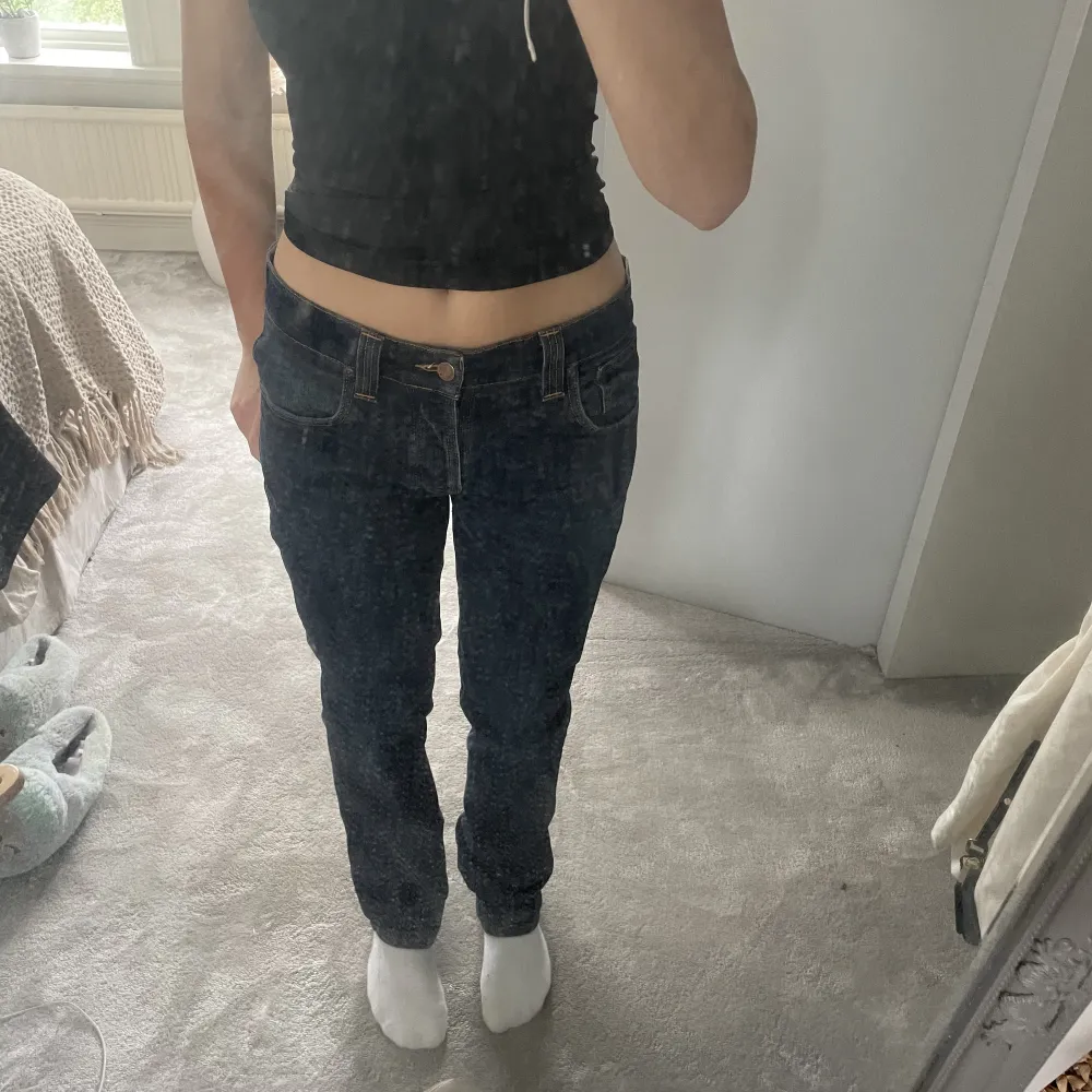 Ett par mörkblå jeans från nudie 👖 pris kan diskuteras. Farkut & Housut.