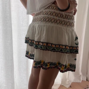 Zara kjol - Säljer min kjol från zara som inte sälj längre i storlek s. Sparsamt använd och bra skick, kontakta för mer bilder.