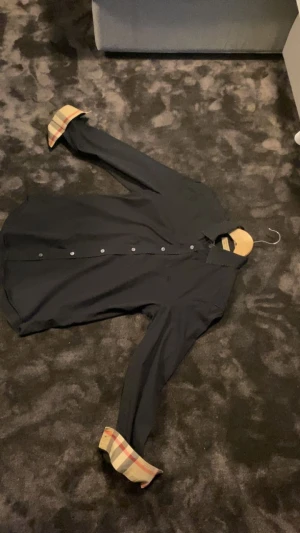 Burberry skjorta - Väldigt fin och skön skjorta. Säljer pga för liten,strl S skick 9/10 (Som ny) 