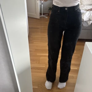 Jeans - Svarta högmidjade jeans från drdenim, i fint skick. Stretchiga och väldigt sköna