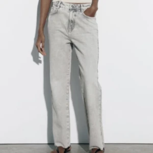 Zara jeans  - Jättefina grå jeans från zara som tyvärr var lite för korta för mig, drf sitter lappen frf kvar🙌🏽 