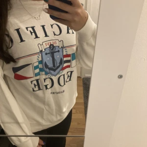 Hoodie - Vit hoodie med tryck, använd en gång, storleken är 164 men den sitter som xs