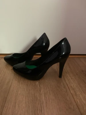 Klackar  - Klackar från H&M oanvända strl 37