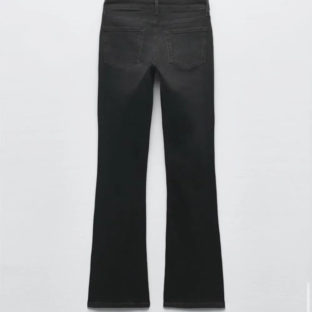 super fina jeans ifrån ZARA med låg midja i storlek 38, säljes pga att jag har två par!🙌💓Orginal pris 399kr😇 Skriv vid funderingar eller fler bilder 💕. Jeans & Byxor.