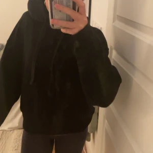 Hoodie  - Säljer min svarta hoodie från pull&bear. Bra skick. 180 plus frakt.