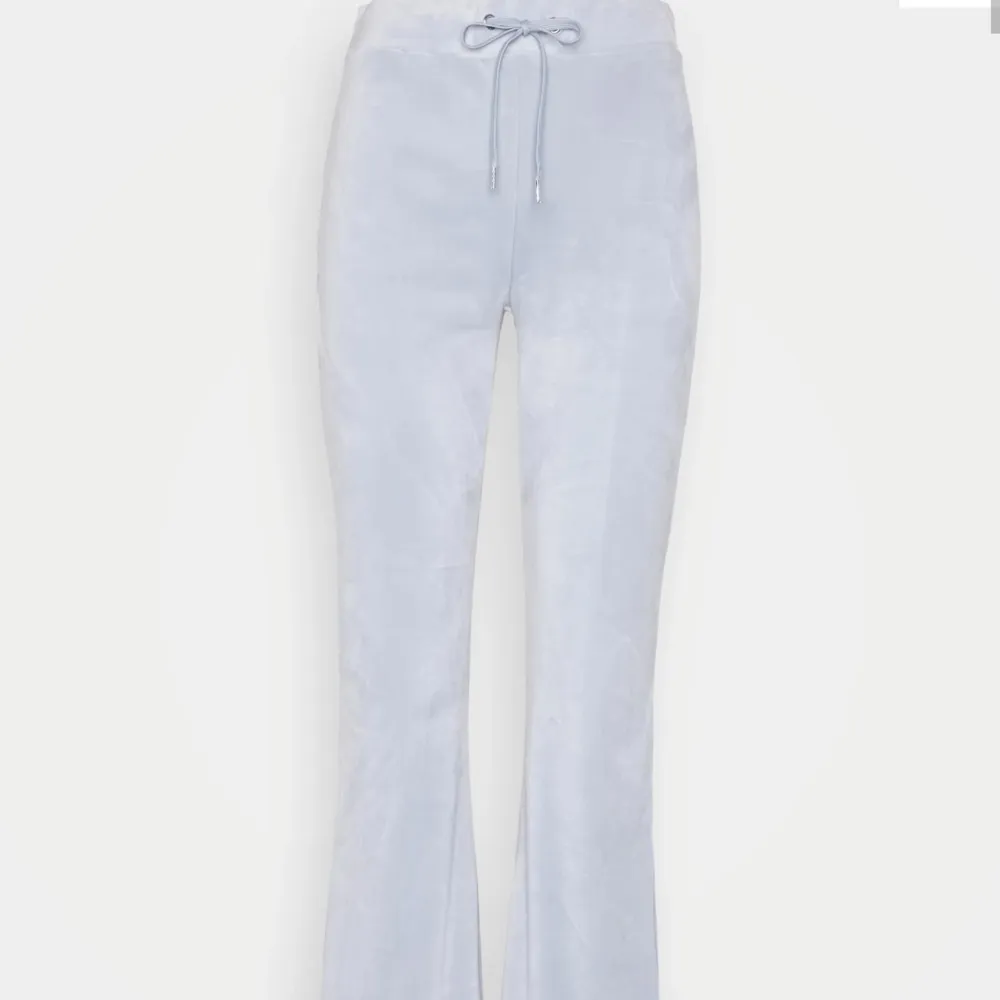 Hej, säljer mina ljusblå mjukisbyxor i velour från Gina Tricot då de är för stora och därmed inte kommer till användning. De är endast testade och därför i nyskick 💓 Här av dig vid intresse eller frågor! (Jag säljer fler mjukisbyxor på min profil:). Jeans & Byxor.