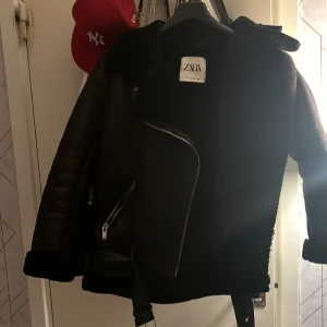 Zara jacka - Använd fåtal gånger som ny iprincip och inga skador eller liknande.