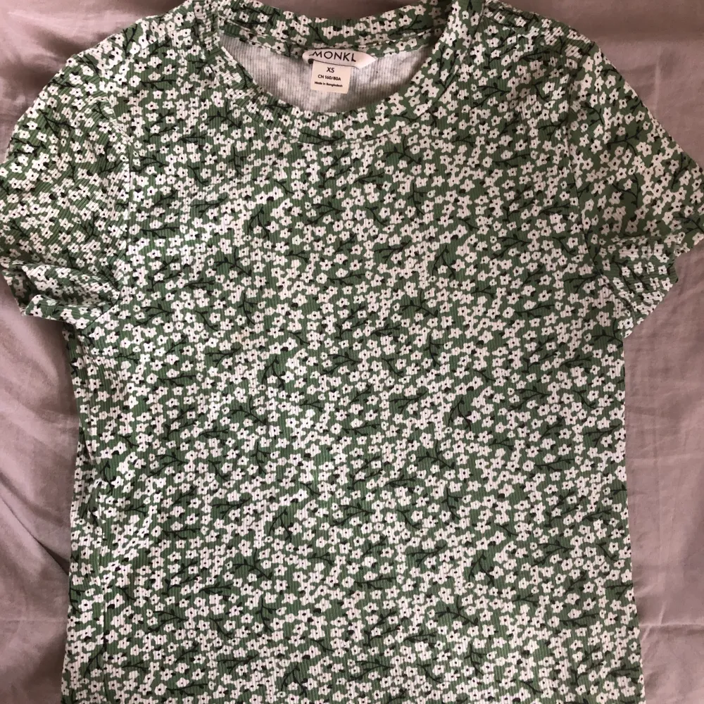 En blommig topp från Monki! Storlek xs, fint skick! Köparen står för frakten💘. T-shirts.