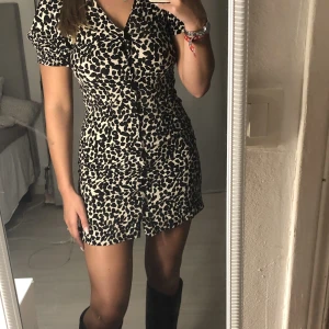 Klänning - Superfin klänning som tyvärr blivit för liten🖤 Kom privat för mer info! Köpare står för frakt!