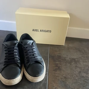 Arigato - Säljer nu mina svarta arigatoskor, dem är använda hyfsat många gånger och har ett litet hål på sulan annars inga fel