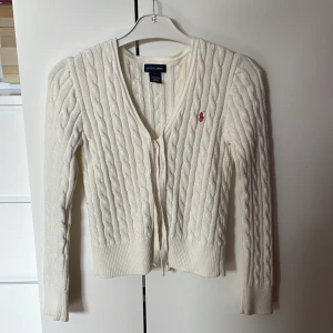 Ralph lauren stickad kofta - Tröja i superbra skick, har lite fläckar på ärmslutet (bild 3) men det syns knappt om man inte kollar noga. Den är i storlek L, men jag skulle mer säga att det är en S.
