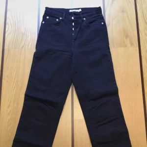 Svarta jeans NA-KD - Svarta jeans från NA-KD köpta second hand. Passade inte mig.