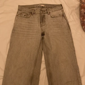 Low waisted  - Gråa low waisted jeans från Gina tricot, super snygga och använda några gånger. Inga defekter. Väldigt stretchiga för att vara i storlek 32, skriv för frågor och funderingar ☺️☺️